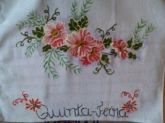 pano de prato todo pintado com rosas vermelhas